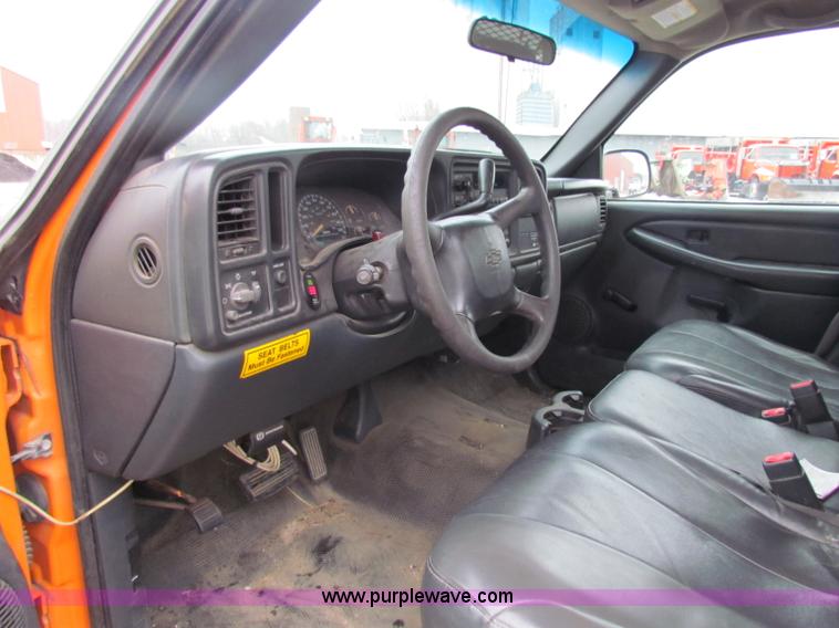 image for item B7124 2002 Chevrolet C2500HD pickup truck