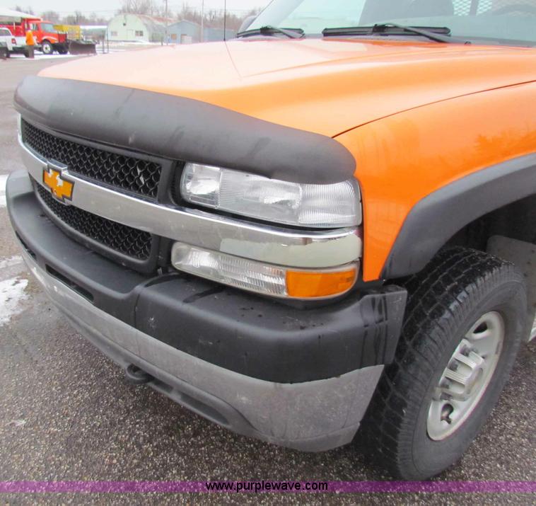 image for item B7124 2002 Chevrolet C2500HD pickup truck