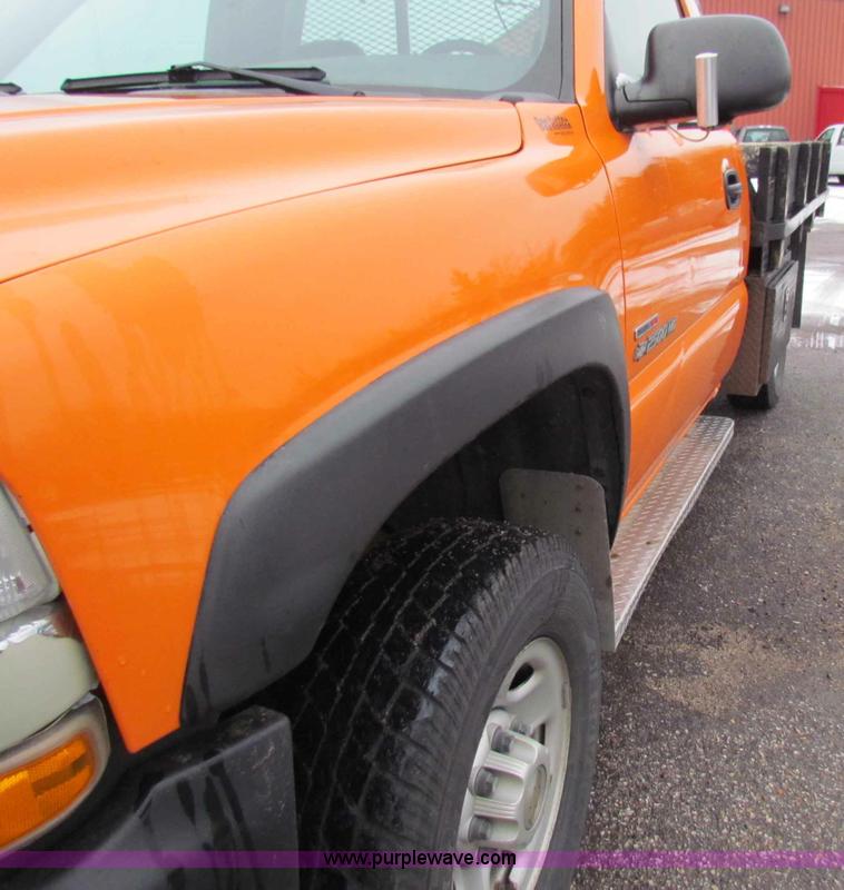 image for item B7124 2002 Chevrolet C2500HD pickup truck