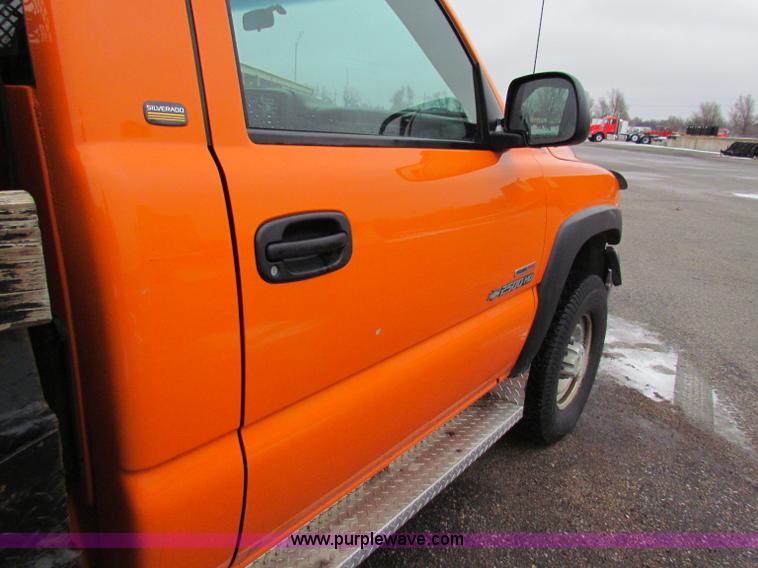 image for item B7124 2002 Chevrolet C2500HD pickup truck