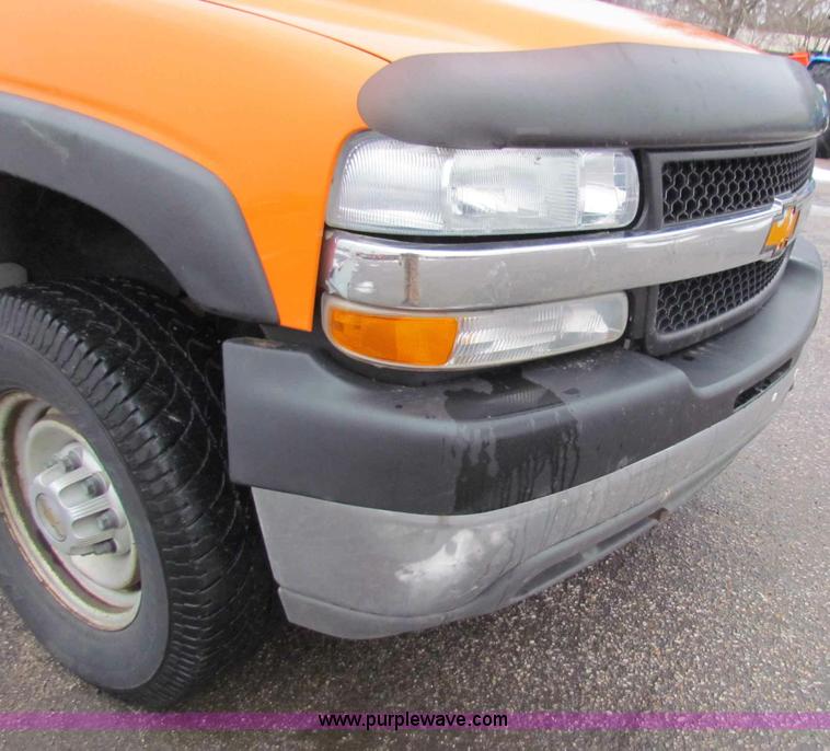 image for item B7124 2002 Chevrolet C2500HD pickup truck