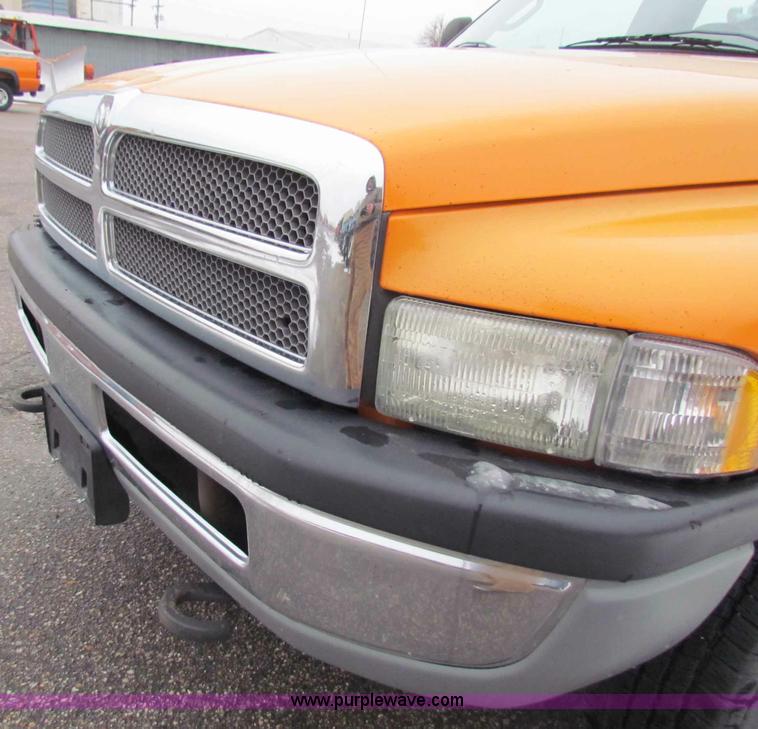 image for item B7125 2001 Dodge Ram 2500 pickup truck