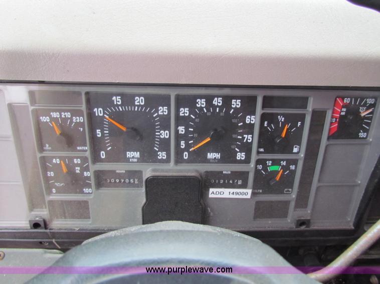 image for item B7126 1997 International 4900 tandem axle dump truck