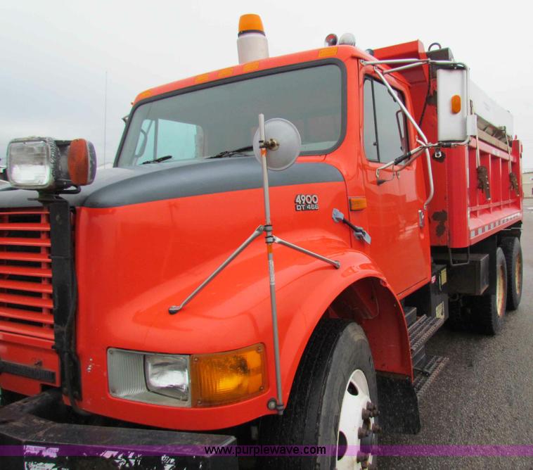 image for item B7126 1997 International 4900 tandem axle dump truck