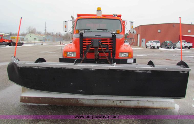 image for item B7127 1999 International 4900 tandem axle dump truck
