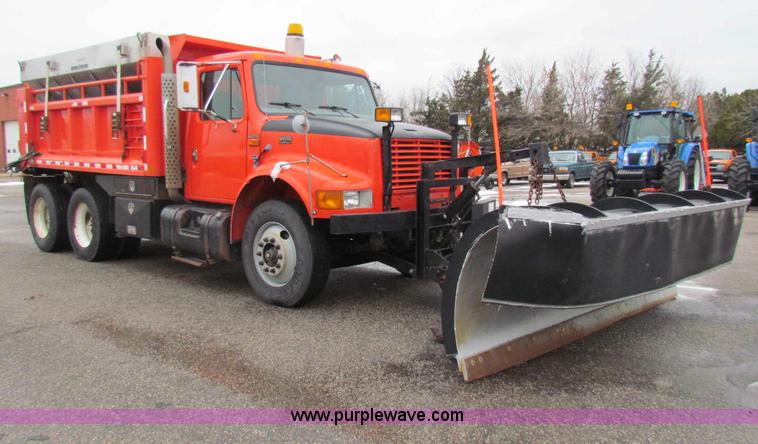 image for item B7127 1999 International 4900 tandem axle dump truck