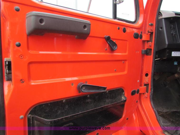 image for item B7127 1999 International 4900 tandem axle dump truck