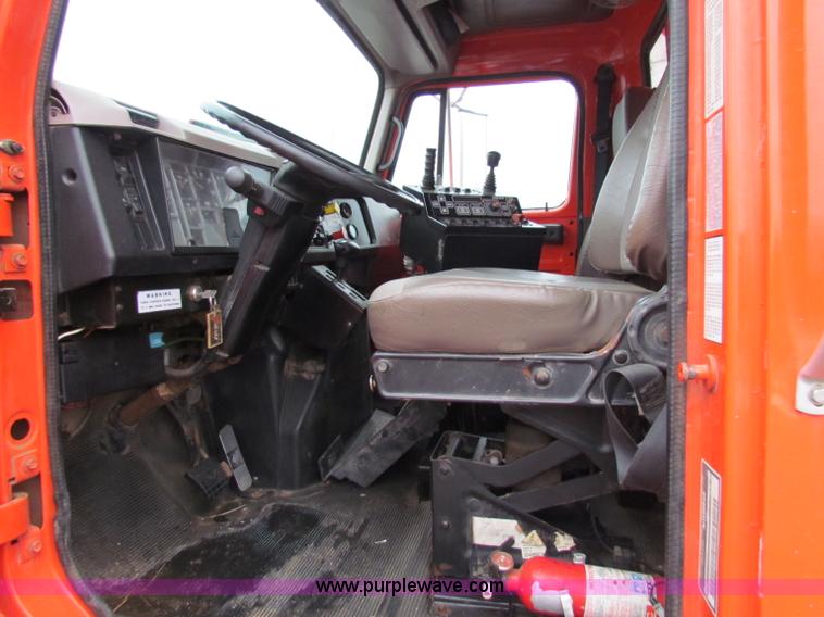 image for item B7127 1999 International 4900 tandem axle dump truck