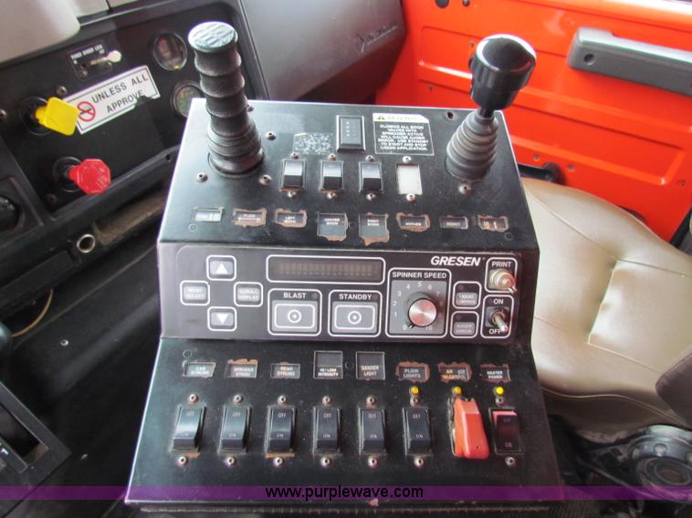 image for item B7127 1999 International 4900 tandem axle dump truck