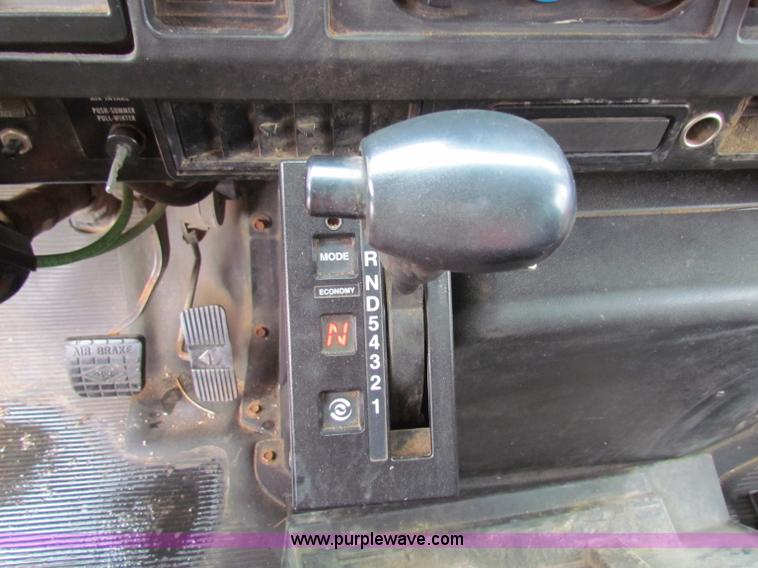 image for item B7127 1999 International 4900 tandem axle dump truck