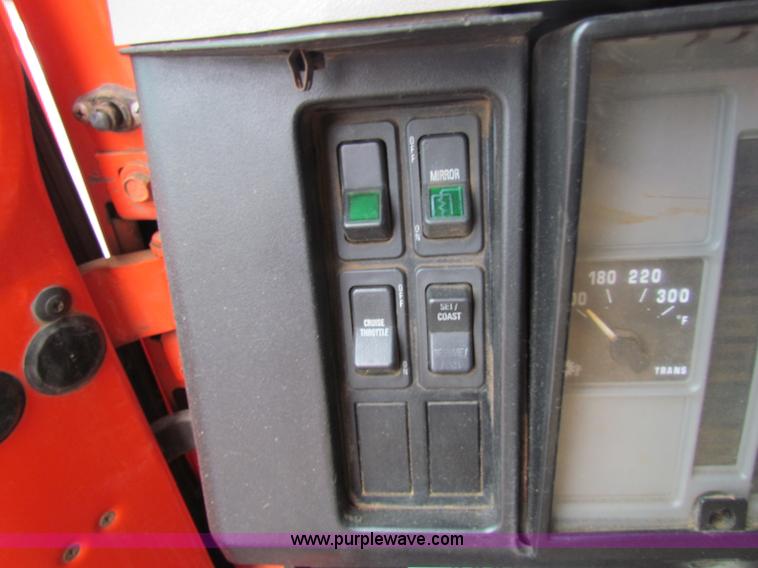 image for item B7127 1999 International 4900 tandem axle dump truck