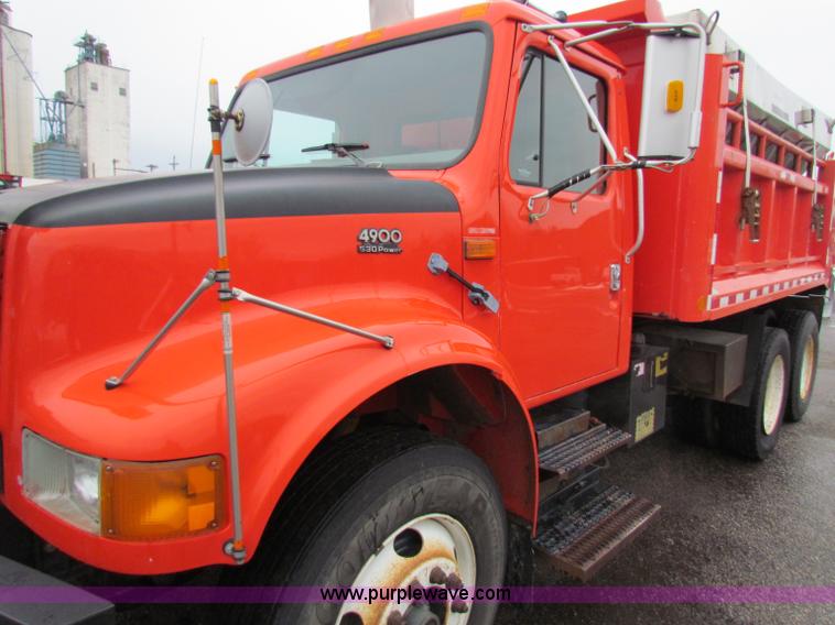 image for item B7127 1999 International 4900 tandem axle dump truck