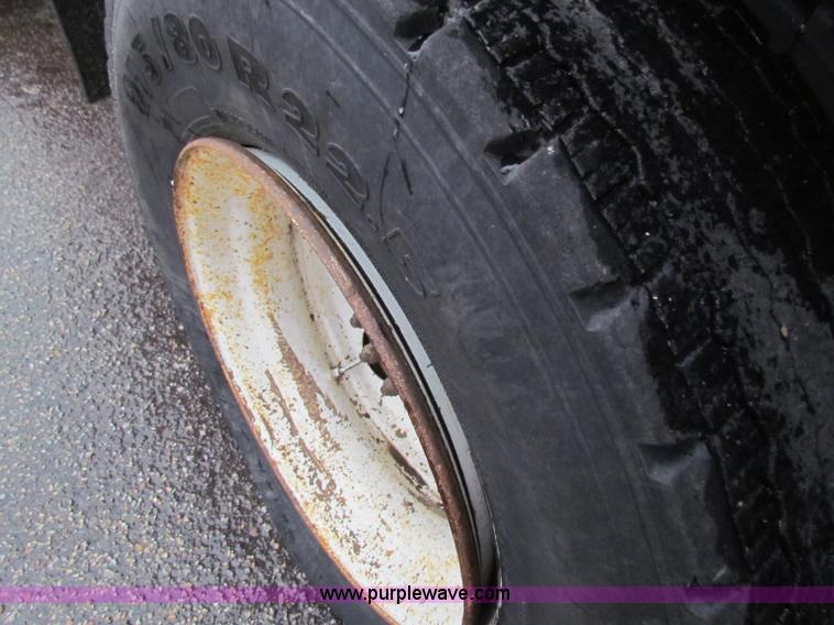 image for item B7127 1999 International 4900 tandem axle dump truck