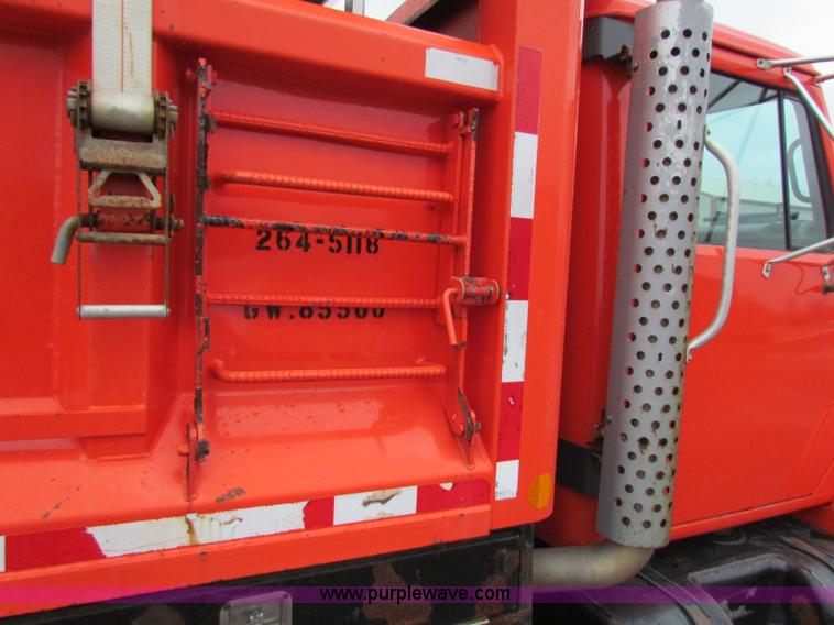 image for item B7127 1999 International 4900 tandem axle dump truck