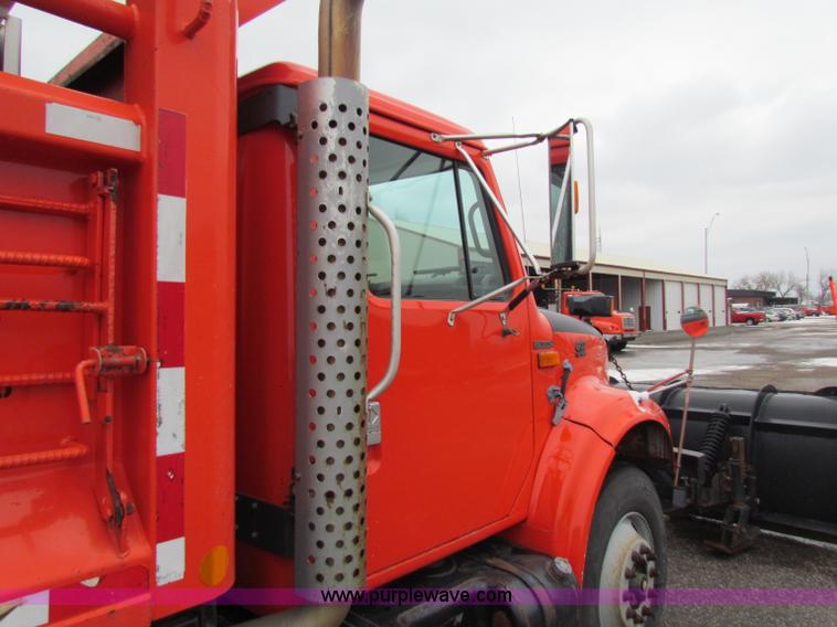 image for item B7127 1999 International 4900 tandem axle dump truck