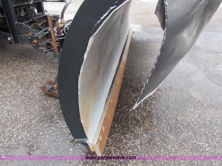 image for item B7127 1999 International 4900 tandem axle dump truck