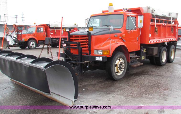 image for item B7127 1999 International 4900 tandem axle dump truck