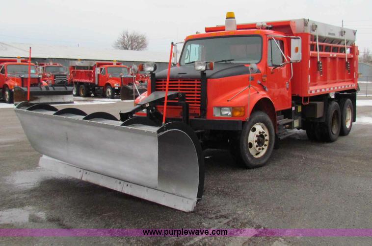 image for item B7128 1999 International 4900 tandem axle dump truck