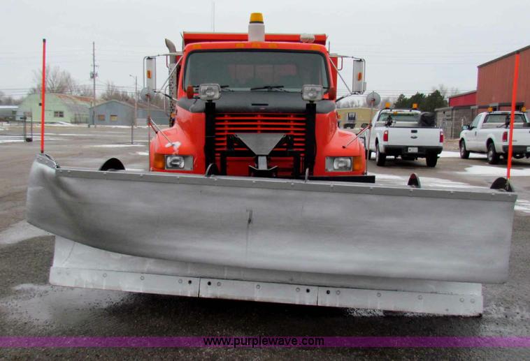 image for item B7128 1999 International 4900 tandem axle dump truck