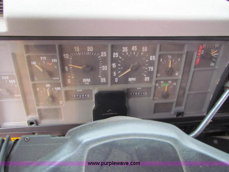 image for item B7128 1999 International 4900 tandem axle dump truck