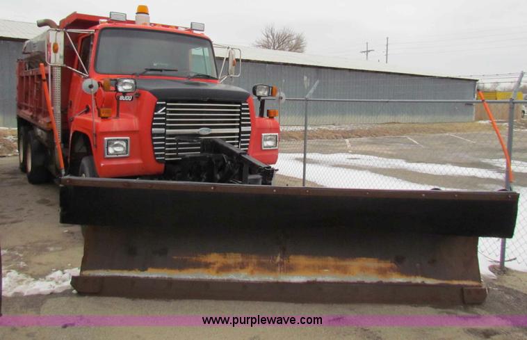 image for item B7129 1995 Ford LNT8000 tandem axle dump truck