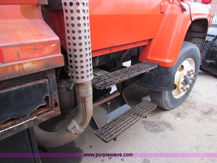 image for item B7129 1995 Ford LNT8000 tandem axle dump truck