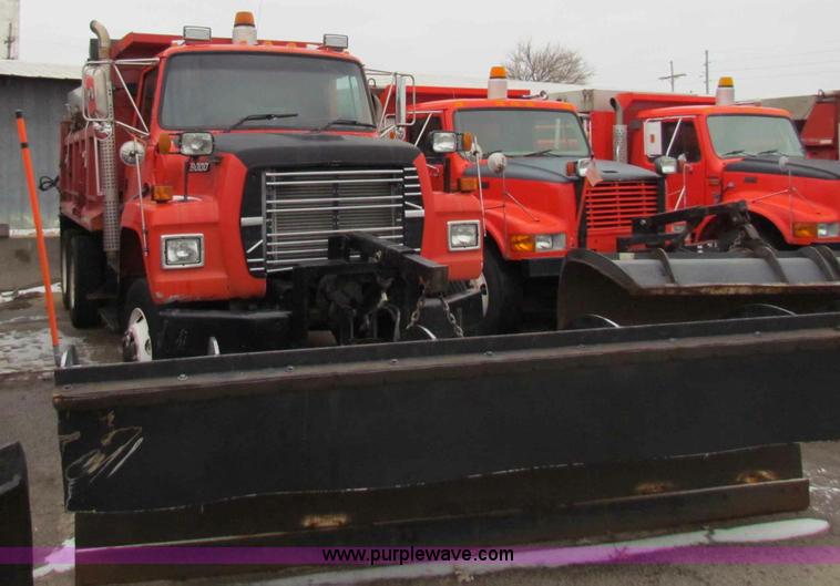 image for item B7131 1995 Ford LNT8000 tandem axle dump truck