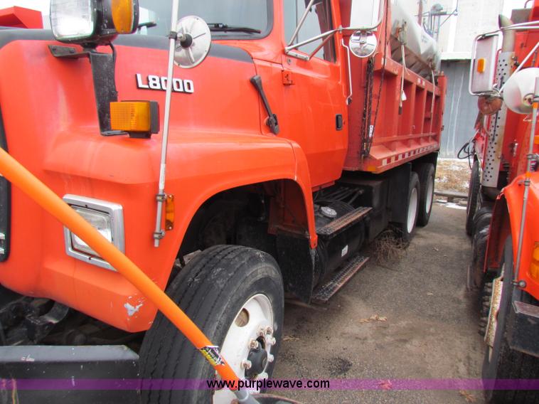 image for item B7131 1995 Ford LNT8000 tandem axle dump truck