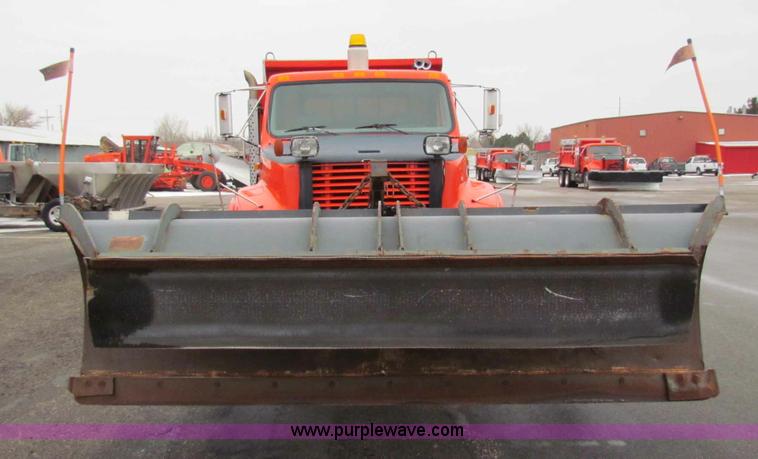 image for item B7132 1997 International 4900 tandem axle dump truck