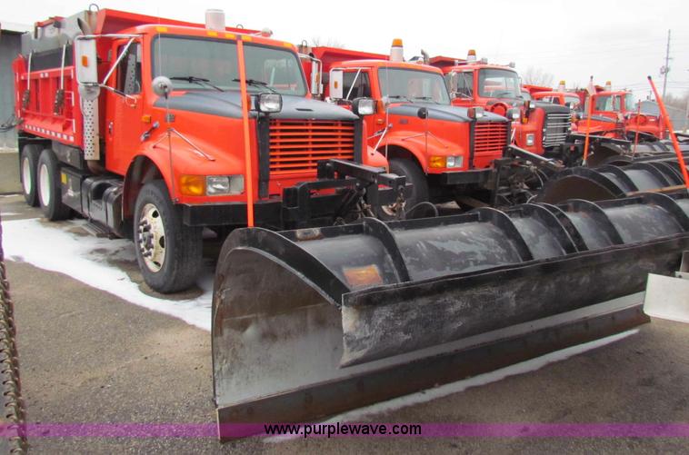 image for item B7135 1997 International 4900 tandem axle dump truck