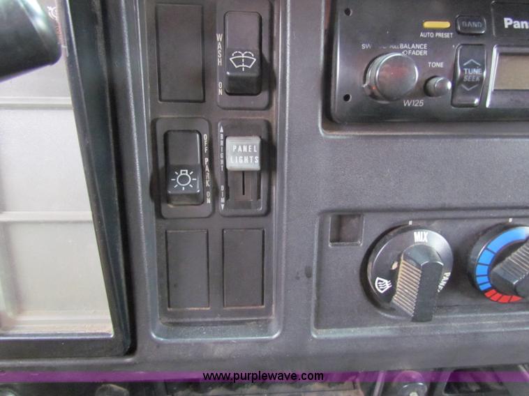 image for item B7135 1997 International 4900 tandem axle dump truck