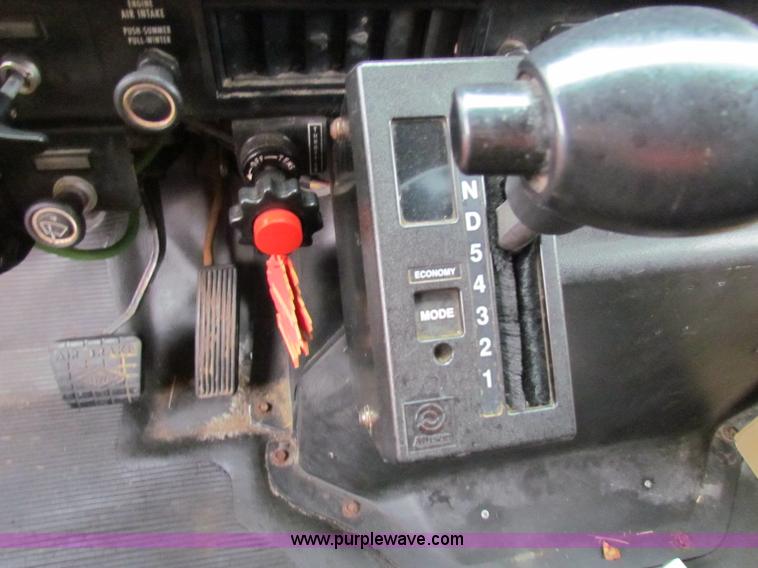 image for item B7135 1997 International 4900 tandem axle dump truck