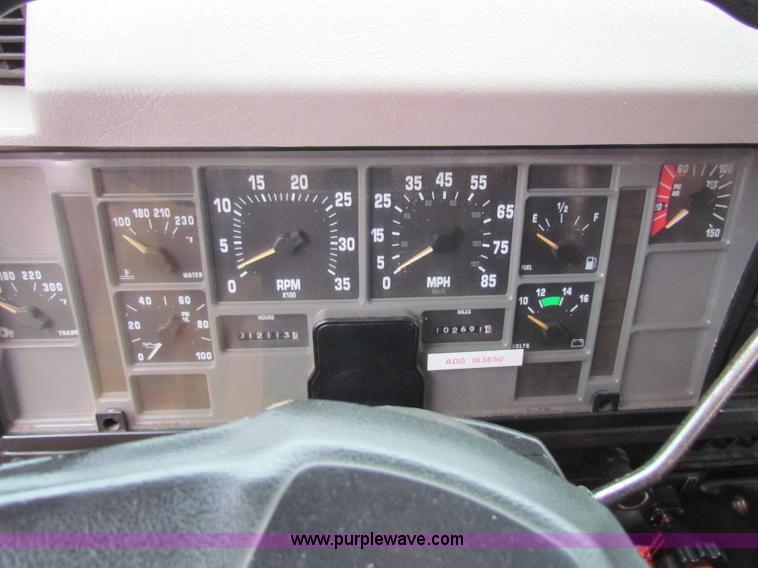 image for item B7135 1997 International 4900 tandem axle dump truck