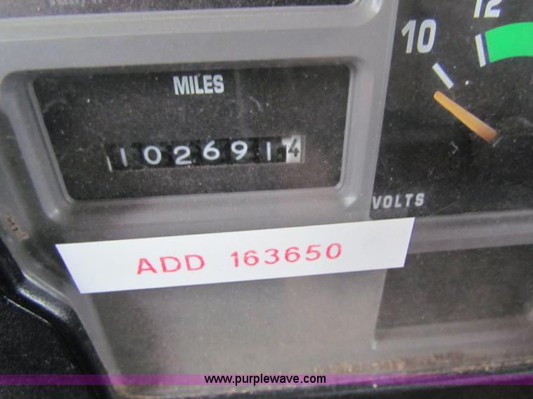 image for item B7135 1997 International 4900 tandem axle dump truck