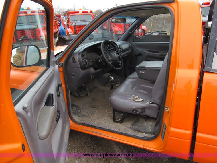 image for item D6528 2001 Dodge Ram 2500 pickup truck