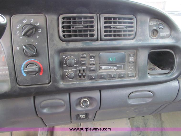 image for item D6528 2001 Dodge Ram 2500 pickup truck