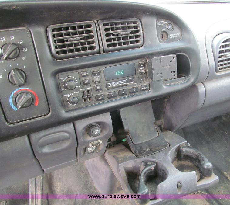 image for item D6530 2001 Dodge Ram 2500 pickup truck