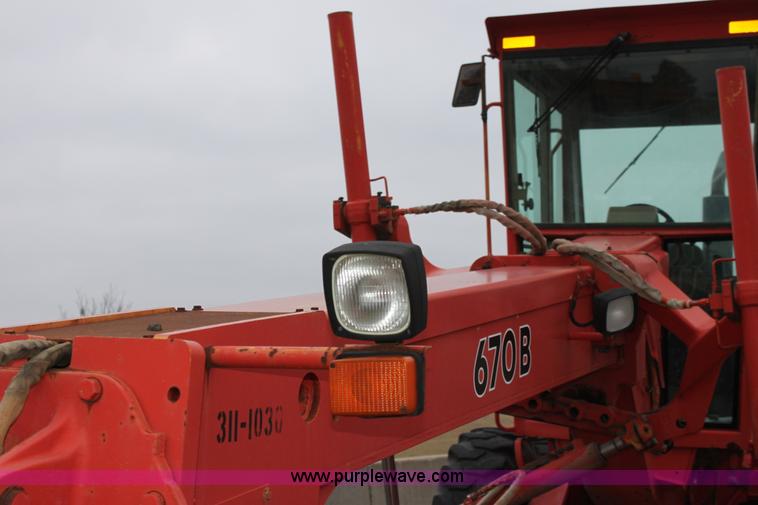 image for item D6541 1990 John Deere 670B motor grader