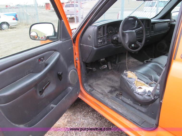 image for item D6545 2002 Chevrolet Silverado 2500HD pickup truck