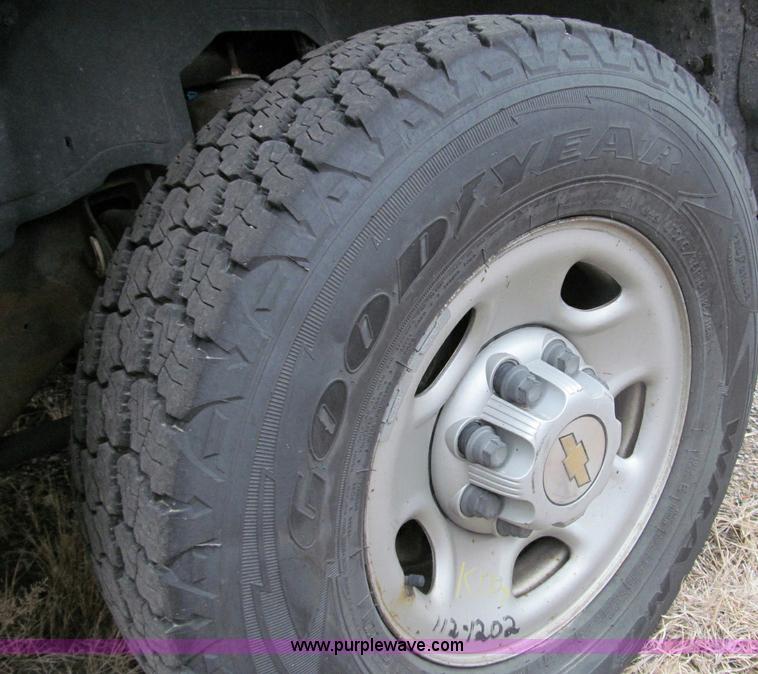 image for item D6545 2002 Chevrolet Silverado 2500HD pickup truck