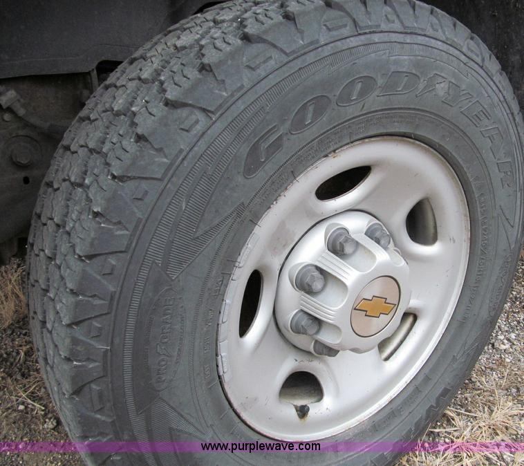 image for item D6545 2002 Chevrolet Silverado 2500HD pickup truck