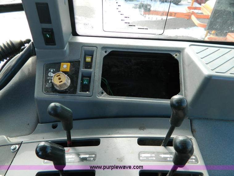 image for item D8777 1998 New Holland 7740SL tractor