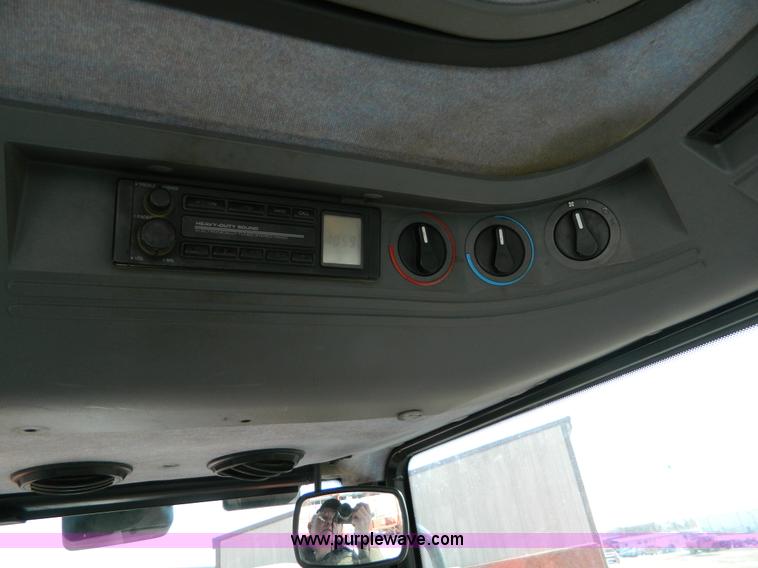 image for item D8783 1996 New Holland 7740SL tractor