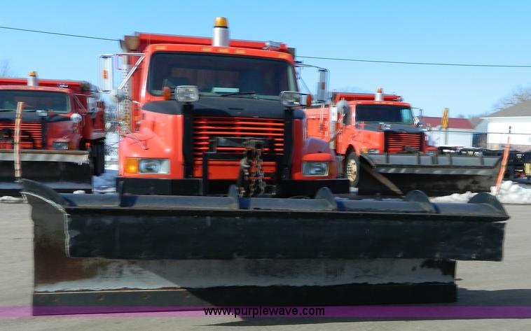 image for item D8785 1999 International 4900 tandem axle dump truck