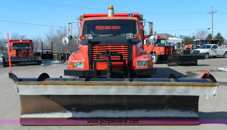 image for item D8789 1999 International 4900 tandem axle dump truck