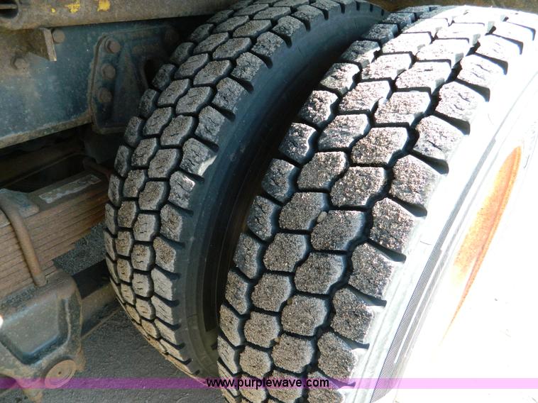 image for item D8789 1999 International 4900 tandem axle dump truck