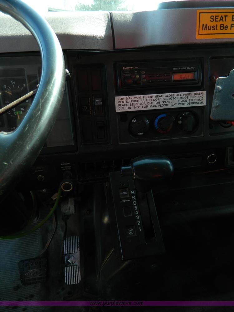 image for item D8789 1999 International 4900 tandem axle dump truck