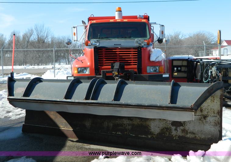 image for item D8790 1997 International 4900 tandem axle dump truck