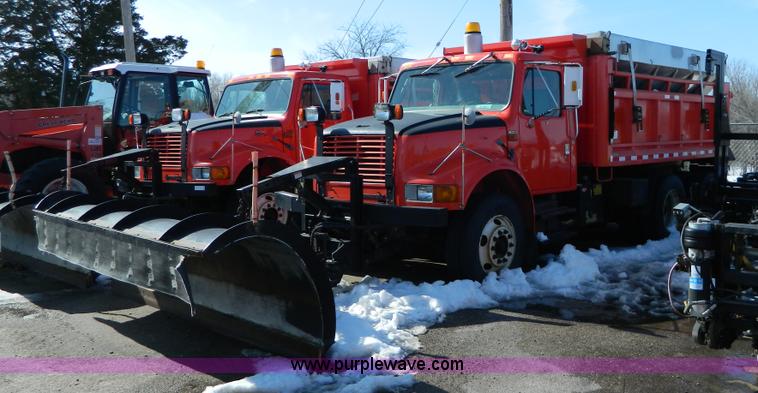 image for item D8791 1999 International 4900 tandem axle dump truck