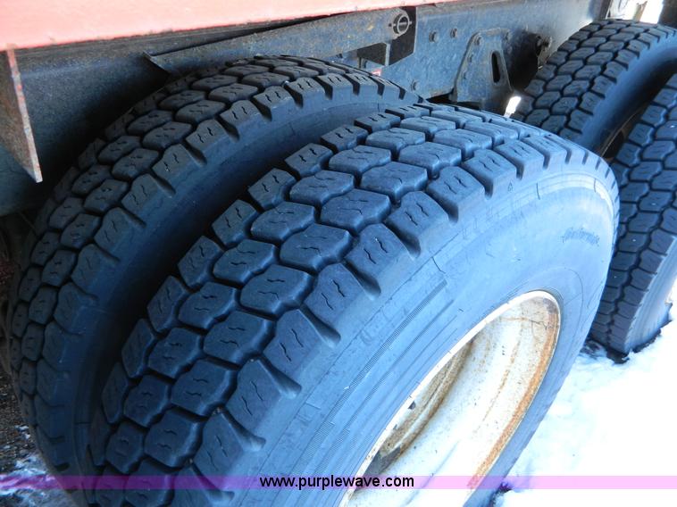 image for item D8791 1999 International 4900 tandem axle dump truck